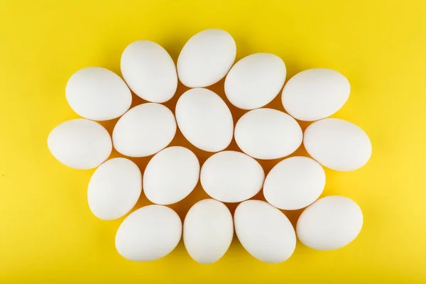 Άσπρα Αυγά Κοτόπουλου Κίτρινο Φόντο — Φωτογραφία Αρχείου
