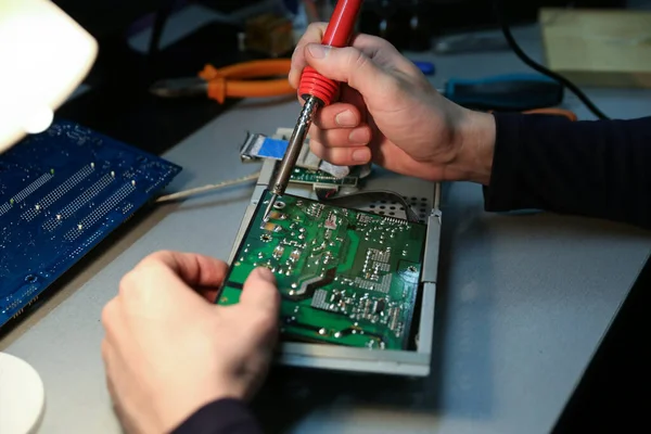 Mani Dell Elettricista Stanno Lavorando Con Saldatore Officina Vicino — Foto Stock