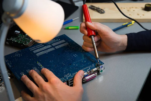 Mani Dell Elettricista Stanno Lavorando Con Saldatore Officina Vicino — Foto Stock