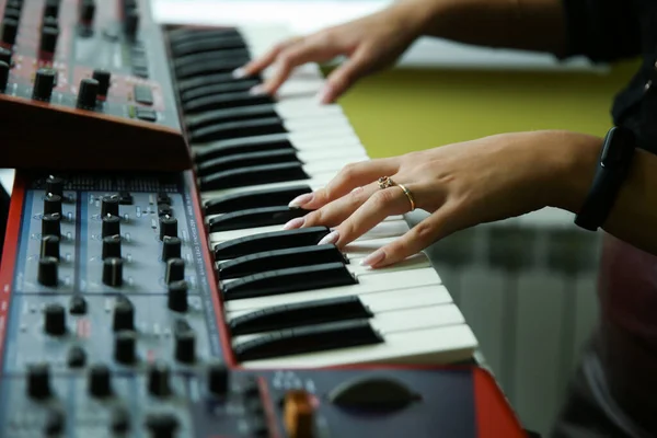 Woman Hands Playing Synthesizer Close — Stock Photo, Image