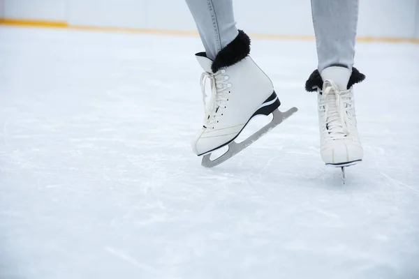 Mujer Patinaje Sobre Hielo Pista Patinaje Cerca Vista Inferior — Foto de Stock