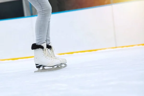 Mujer Patinaje Sobre Hielo Pista Patinaje Cerca Vista Inferior — Foto de Stock