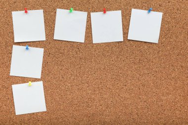 Kopyalama alanı olan boş kağıt parçalarıyla mantar panosu