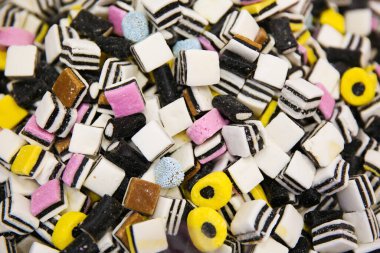 Marmelatı yakın plan çiğnemek. çok renkli çiğneme tatlısı