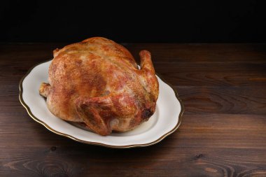 Koyu ahşap arka planda pişmiş tavuk fotokopi alanı