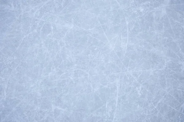 青い氷の上のアイススケートの痕跡の質感 — ストック写真