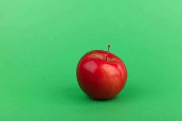 Red Apple Green Background — Stock Photo, Image