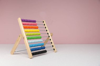 Çocuklar için renkli abaküs