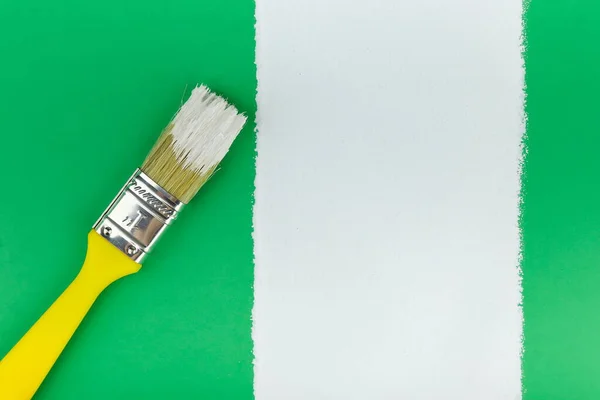 Gelber Pinsel Und Weißer Strich Auf Grünem Hintergrund Nahaufnahme — Stockfoto