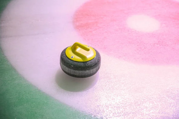 Curling Pedra Está Gelo Perto Fundo Colorido Casa — Fotografia de Stock