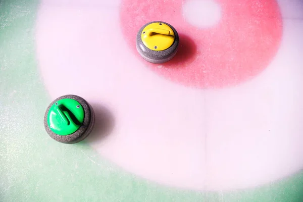 Curling Pedra Está Gelo Perto Fundo Colorido Casa — Fotografia de Stock