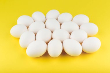 Çiğ yumurtaların arka planı üst görünümü kapat