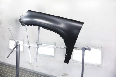 Sprey kabinde araba gövdesi boyamaya hazır.