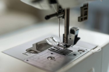 Dikiş makinesi iğnesini kapat.