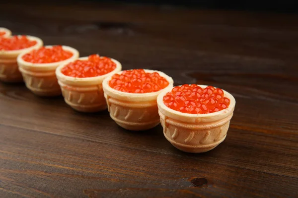 Tartaletas Con Caviar Rojo Sobre Fondo Madera — Foto de Stock