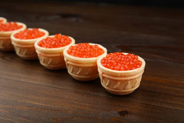 Tartolette Con Caviale Rosso Fondo Legno — Foto Stock