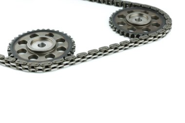 motor zinciri ve vitesler beyaz arkaplanda izole edildi