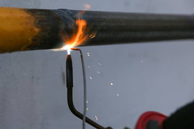 Gaz kaynaklı metal boru ile gaz yakma.
