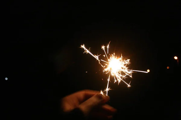  Siyah arkaplanda maytap