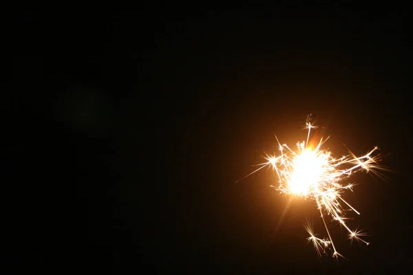  Siyah arkaplanda maytap