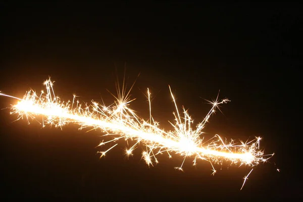 Siyah arkaplanda bir maytap