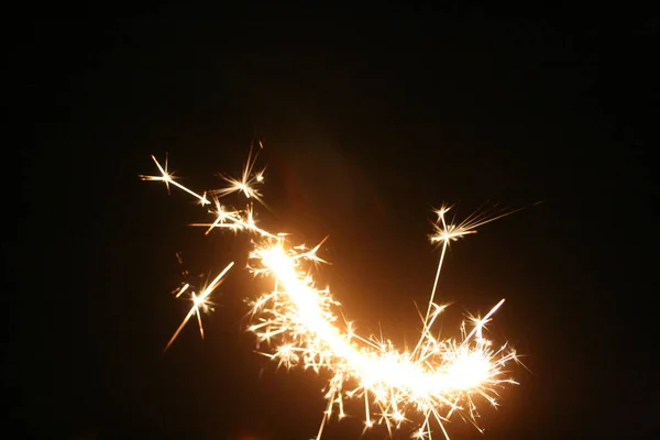 Siyah arkaplanda bir maytap