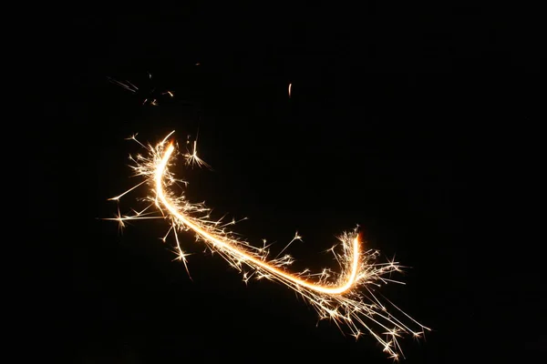 Siyah arkaplanda bir maytap