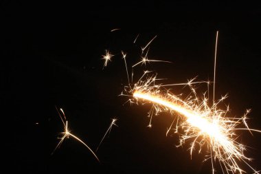 Siyah arkaplanda bir maytap