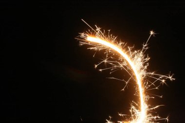 Siyah arkaplanda bir maytap