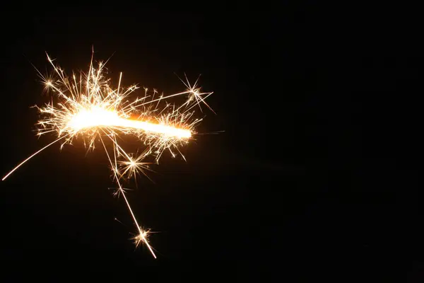 Siyah arkaplanda bir maytap