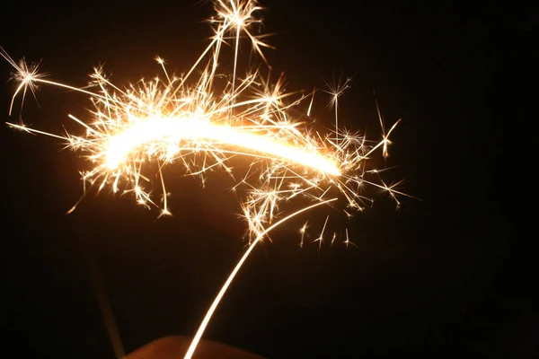 Siyah arkaplanda bir maytap