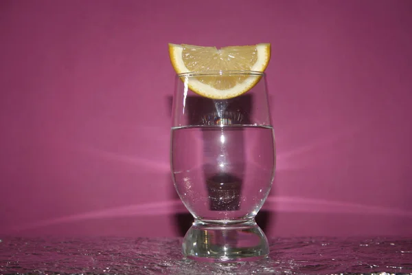 Bir bardak limonlu su