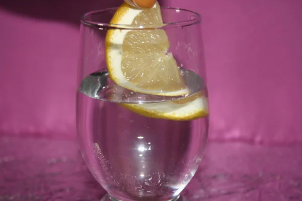 Bir bardak limonlu su