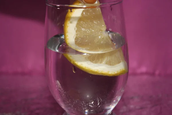 Bir bardak limonlu su