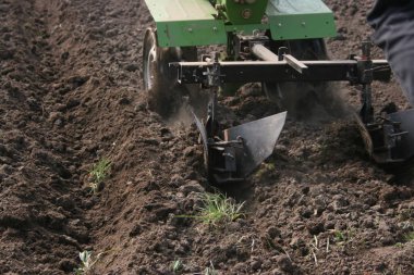 Bir tarlada traktör