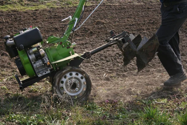 Traktor Auf Einem Feld lizenzfreie Stockbilder