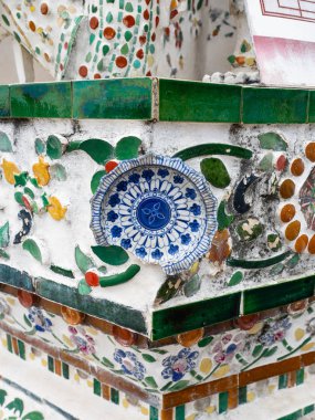 Fayans heykeli rengarenk, desen çiçek dizaynı Tayland tarzı, tapınak adı Wat Arun Ratchawararam Woramahaviharn Bangkok Tayland 'da
