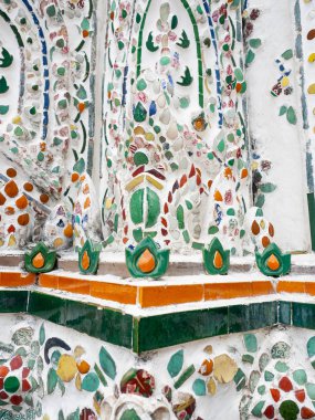 Fayans heykeli rengarenk, desen çiçek dizaynı Tayland tarzı, tapınak adı Wat Arun Ratchawararam Woramahaviharn Bangkok Tayland 'da