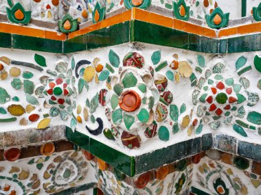 Fayans heykeli rengarenk, desen çiçek dizaynı Tayland tarzı, tapınak adı Wat Arun Ratchawararam Woramahaviharn Bangkok Tayland 'da