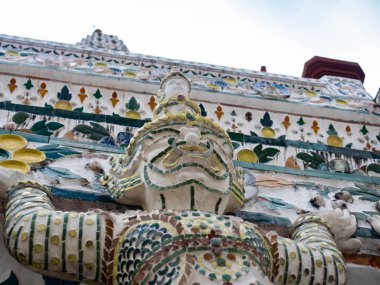 Asya 'daki heykel devi, tapınağın adı Wat Arun Ratchawararam Woramahaviharn, Bangkok Tayland' da, çimento ve fayans malzemesinden yapılmış, sonra beyaza boyanmış.