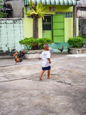 Çocuğun tapınak adı Wat kaew, Bangkok Tayland 'da yaşıyor.