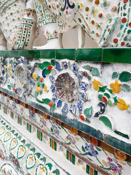 Fayans heykeli rengarenk, desen çiçek dizaynı Tayland tarzı, tapınak adı Wat Arun Ratchawararam Woramahaviharn Bangkok Tayland 'da