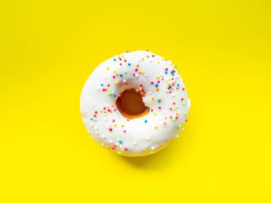 Donutlar çeşitli renklerde turuncu beyaz pembe, yüksek enerji gıdaları ve sağlıklı oranlar, tatlı aromalı şekerler, eşleştirme arka planı