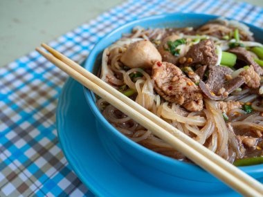 Tayland yemeğinin adı Ayutthaya Boat Noodle, Tayland 'da ünlü yemek, İnce pirinç erişteli domuz eti, domuz eti ve sebze.