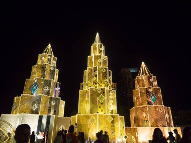Yılbaşı günü Icon Siyam mağazasında ışıklandırma gösterisi Tayland renkleri altın, Tayland desenleri