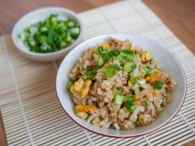 Tavuklu pilav. Pirinçli yumurta. Soya soslu. Şeker. Biber Bahar soğanı.