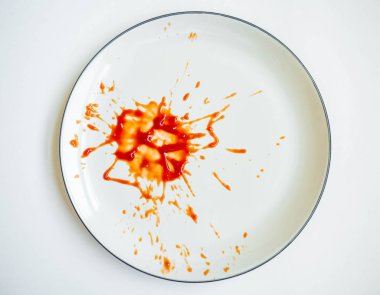 Beyaz tabakta ketçap rengi kırmızı, desen kırılması yayılmış, beyaz arkaplan