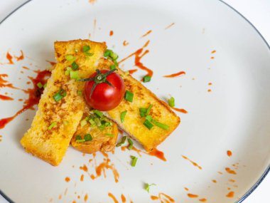 Bahar soğanı üzerine Fransız tostu. Ketçapla yenmiş. Beyaz malzemeli yumurta, arkaplan rengi.