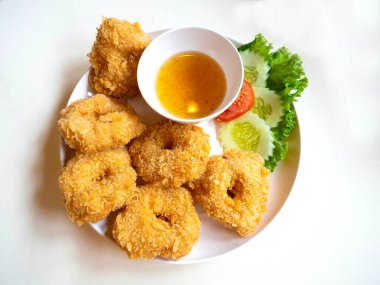 Tayland restoranında kızarmış karides keki, beyaz arka plan rengi beyaz, Tayland yemeği.