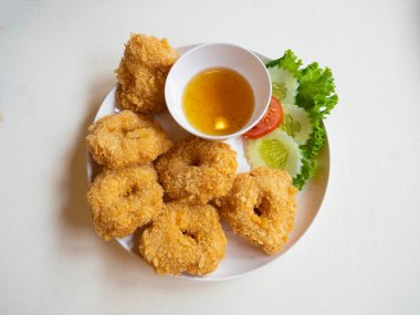 Tayland restoranında kızarmış karides keki, beyaz arka plan rengi beyaz, Tayland yemeği.